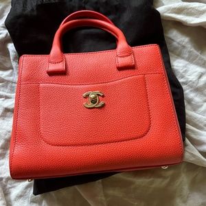 100% AUTHENTIC CHANEL NEO EXECUTIVE TOTE..WILLING TO ZOOM CALL.